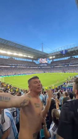 El efusivo festejo de Pablo Lescano cuando sonó Damas Gratis en el estadio donde jugó la Selección